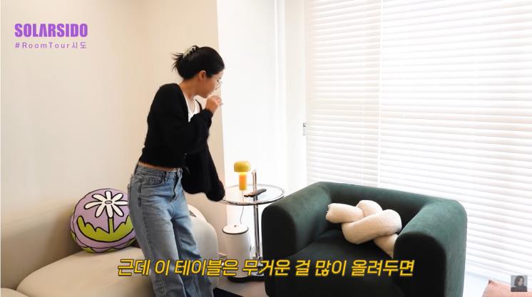유리와 스틸 튜브의 사이드 테이블은 클래시콘