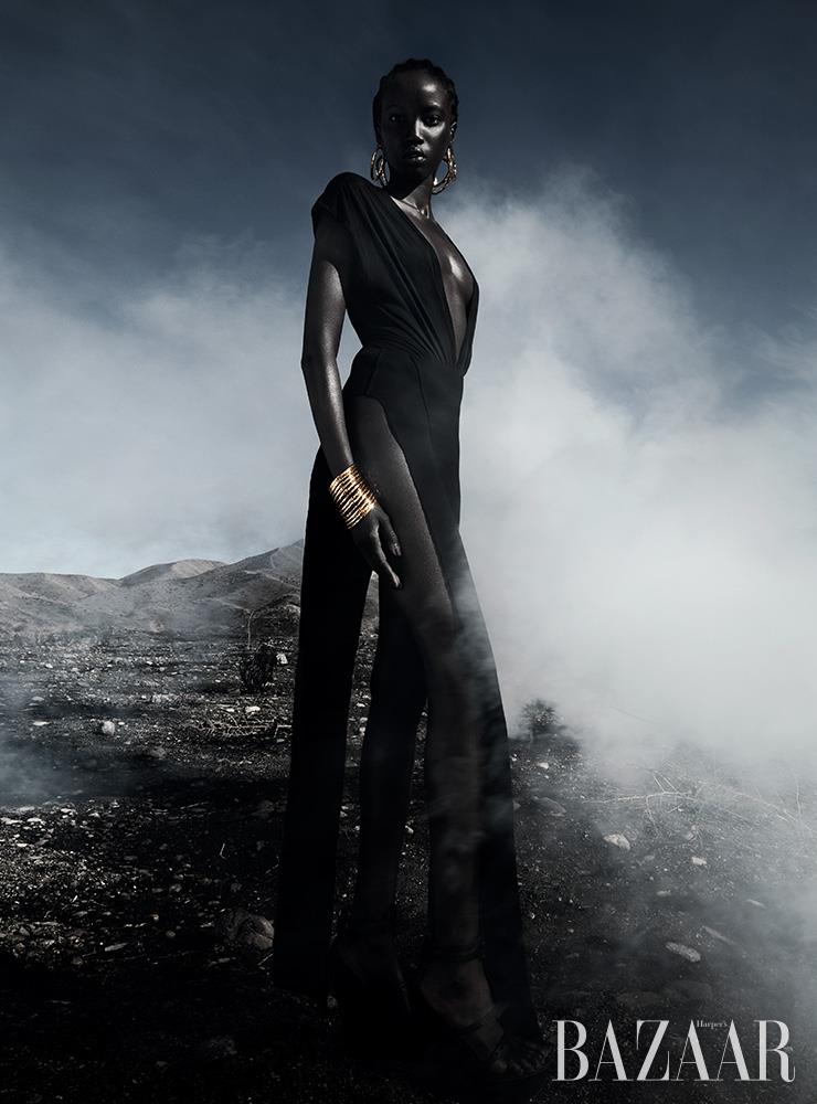 톱, 스커트는 모두 Rick Owens. 화보에서 계속 착용한 팔찌, 헤어 액세서리로 활용한 뱅글은 모두 Nest Jewelry. 샌들은 Alaia.