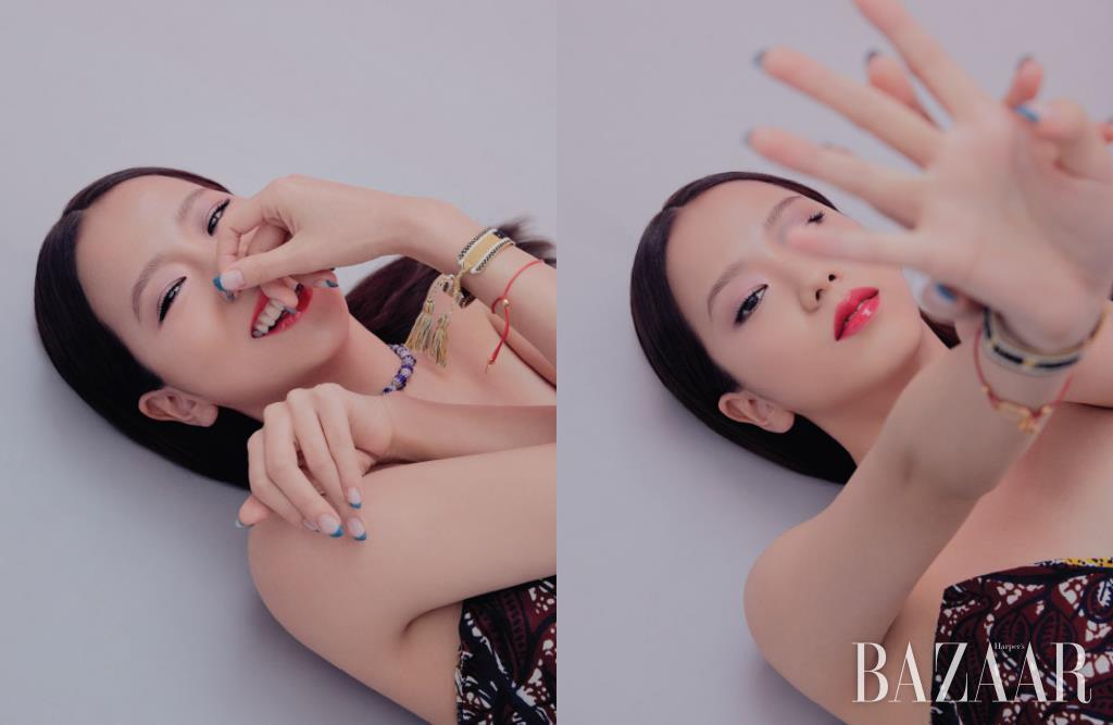 퍼플과 레드 컬러로 완성한 ‘뉴트로’ 메이크업. ‘디올 5 꿀뢰르 디자이너’ #808 퍼플 디자인을 눈두덩에 얇게 펴 바르고 ‘디올 어딕트 스텔라 샤인’ #536 럭키 컬러로 입술을 채웠다. 그리고 ‘디올 어딕트 립 글로우 오일’ #015 체리를 얹어 반짝이고 매끄러운 립을 완성했다. 오프숄더 드레스, 팔찌는 모두 Dior.지수의 매혹적인 입술을 만든 ‘디올 어딕트 립 글로우 오일’은 체리 오일을 함유해 입술에 즉각적인 영양을 더한다. 또 ‘디올 어딕트 립 글로우’와 같이 개개인의 입술색에 맞는 맞춤형 생기를 선사한다.