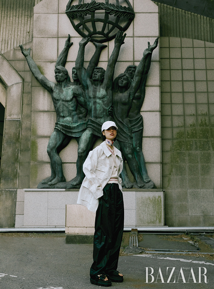 재킷, 니트 베스트는 모두 Maison Margiela. 팬츠는 Lemaire. 스카프는 Hermes. 플랫폼 샌들은 Sacai. 모자는 에디터 소장품.