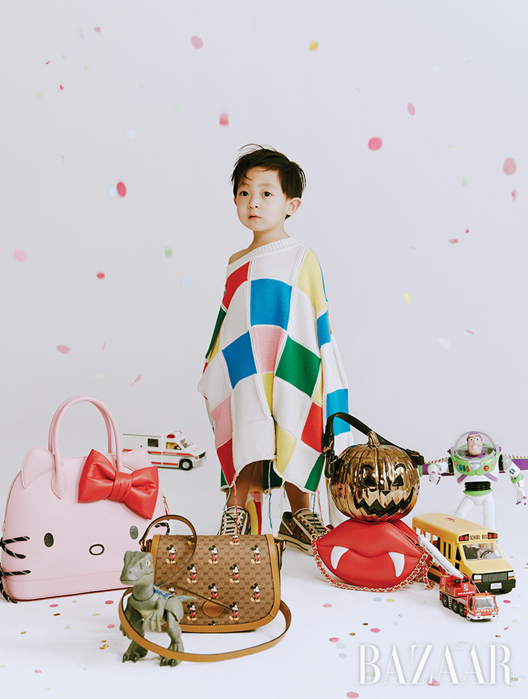 지오가 착용한 멀티 컬러 니트는 87만원 Msgm. (왼쪽부터) 헬로키티 백은 가격 미정 Balenciaga. 미키마우스 숄더백은 2백65만원, 지오가 신은 스니커즈는 89만원 모두 Gucci. 펌킨 모티프 백은 약 1백만원대, 입술 모티프 백은 90만원 모두 Moschino.