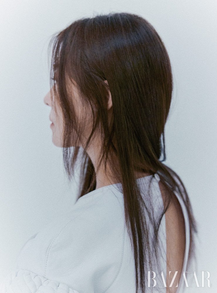 드레스는 Fendi.