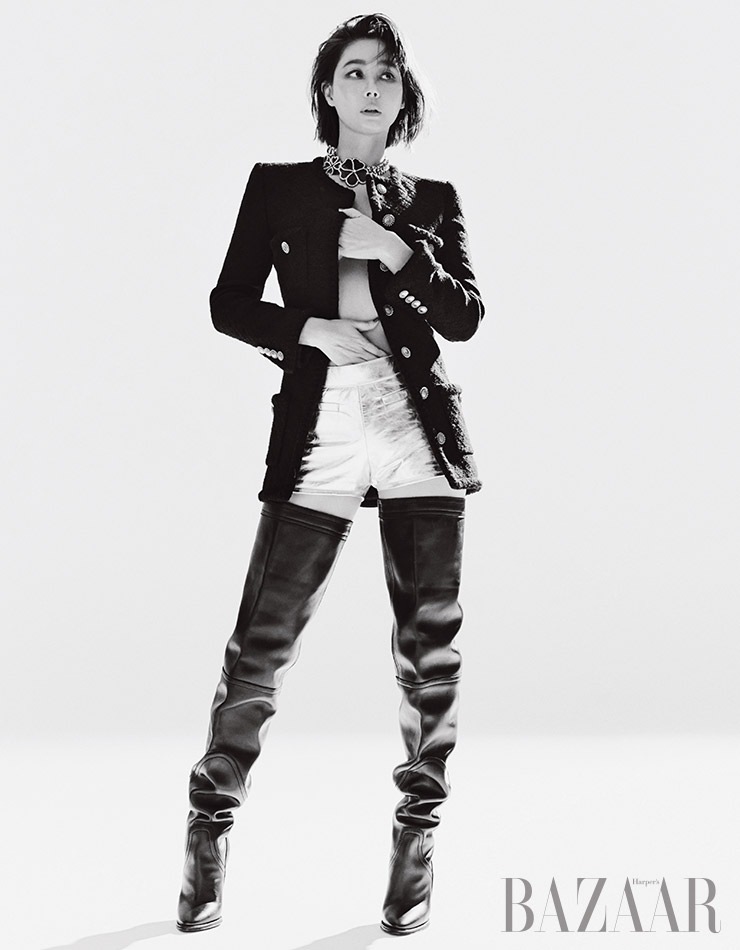 트위드 재킷, 쇼츠, 초커, 사이하이 부츠는 모두 Saint Laurent by Anthony Vaccarello.