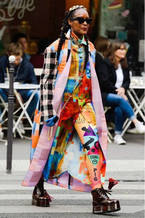 다소 화려한 룩에 투박한 플랫폼 콤배트 부츠를 시크하게 매치했다. 