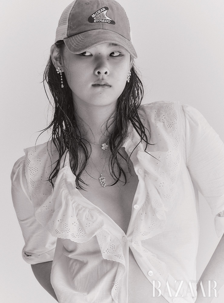 오른쪽 귀에 착용한 ‘조세핀 아그레뜨 임페리얼’ 귀고리는 2천만원대 Chaumet. 왼쪽 귀에 착용한 빗방울 모티프의 ‘플뤼 드 까르띠에’ 귀고리와 목걸이는 모두 Cartier. 화이트 골드에 다이아몬드가 세팅된 ‘프리볼 클립 펜던트’ 목걸이는 3천만원대 Van Cleef & Arpels. 셔츠는 Celine. 모자는 8만원대 ByredoxCraig McDean.