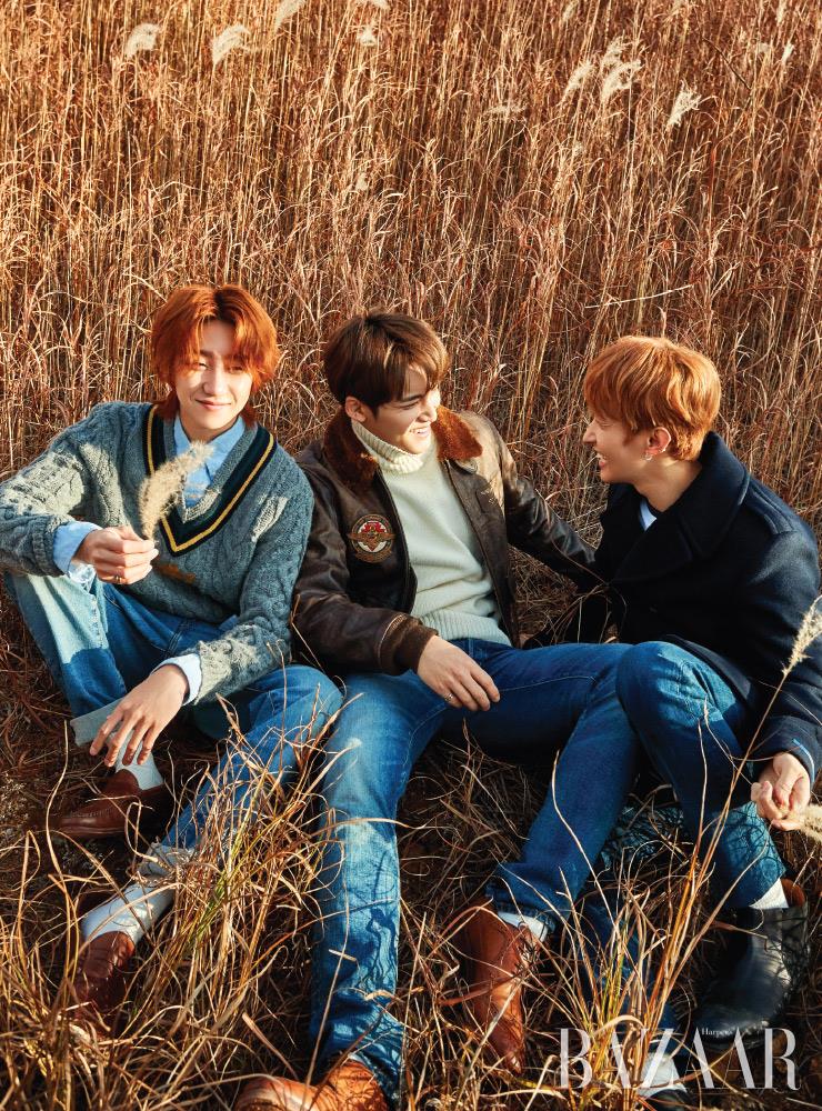 디에잇, 민규, 도겸이 입은 의상은 모두 Polo Ralph Lauren. 양말은 모두 에디터 소장품.