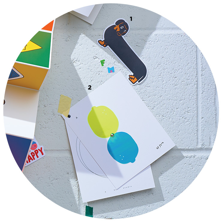 1 어떤 상황에서도 웃음을 주는 가장 사려 깊은 우리의 친구인 반려견 스티커는 3천원 One Life Project by Seoul Sticker Shop. 2 카드 위에 붙어 있는 레몬 조각이 조금씩 돌아가는 움직이는 카드는 5천원 A By Studio by Kiosk Kiosk.