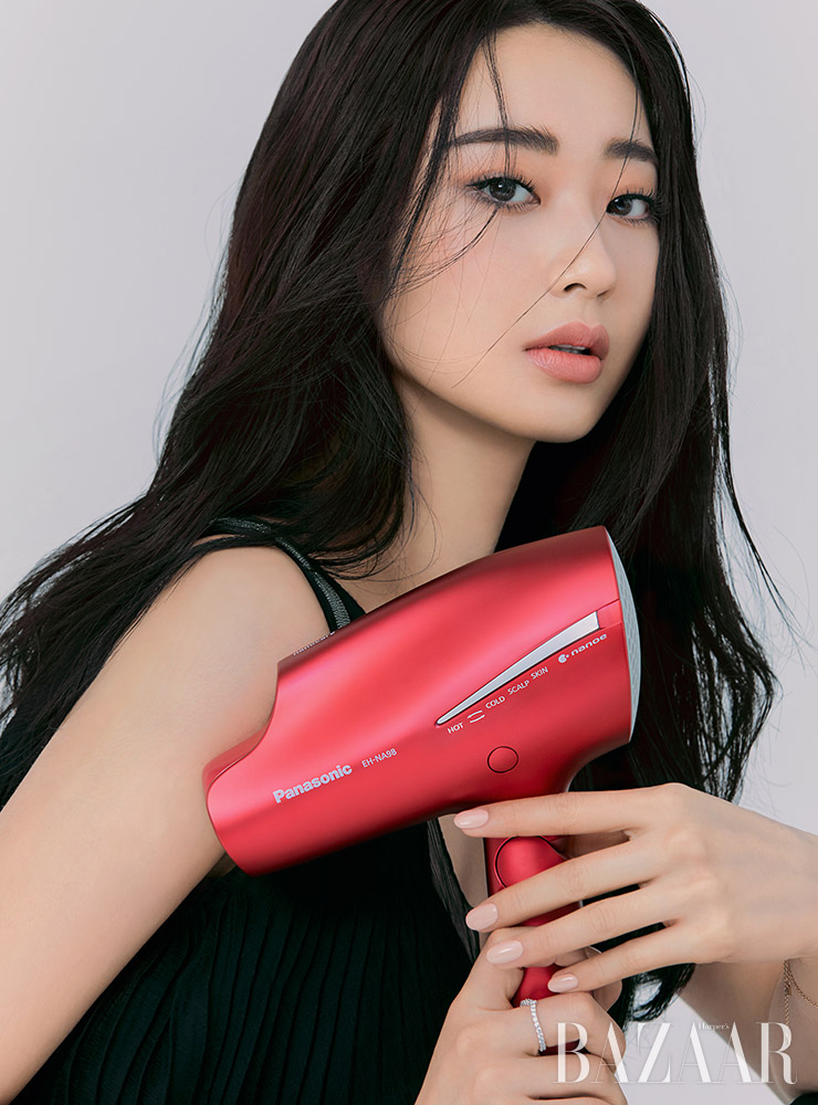 블랙 슬리브리스 드레스는 Fabiana Filippi. 나노케어 헤어 드라이어(NA98)는 Panasonic.