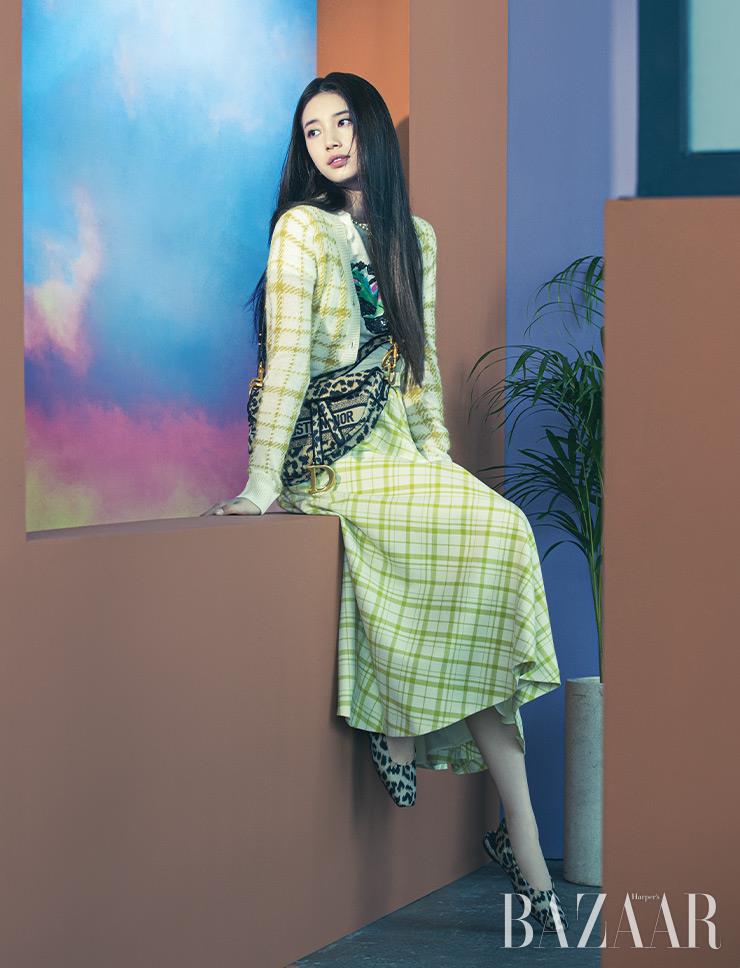 카디건, 티셔츠, 스커트, 목걸이, 백 스트랩, ‘Mizza Saddle’ 백, ‘DiorMizza’ 발레리나 슈즈는 모두 Dior.