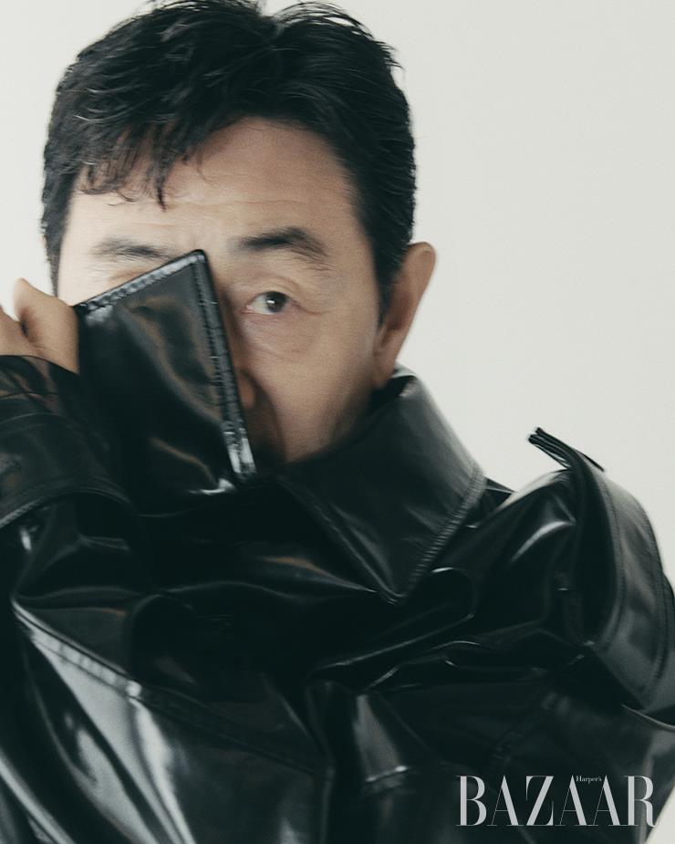 트렌치코트는 Bottega Veneta. 팬츠는 Loewe. 레이스업 부츠는 Fendi.