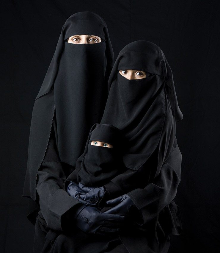 Boushra Almutawakel, <Mother, Daughter, Doll>, 2010.
