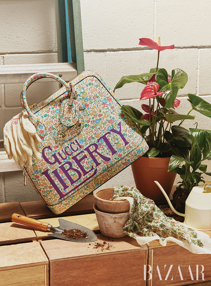 ‘구찌 Liberty’ 토트 백, 스카프는 Gucci.