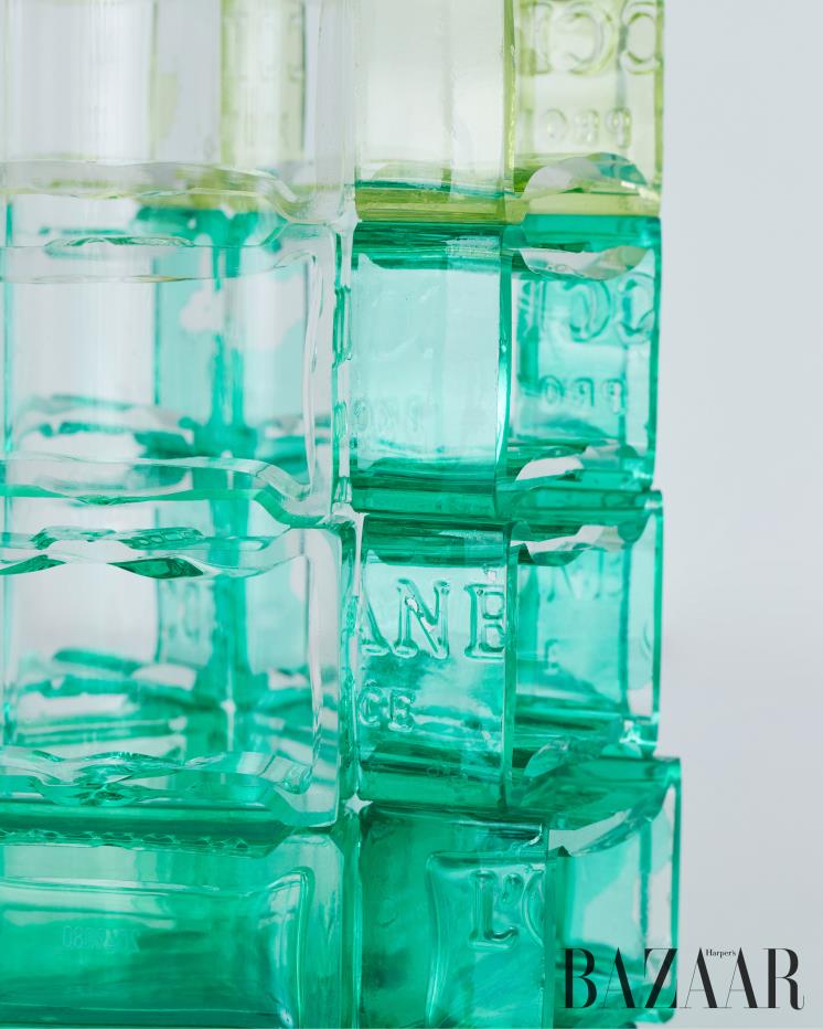 유리 공병이 가진 원래 컬러를 그대로 살려 디자인 요소로 활용했다.