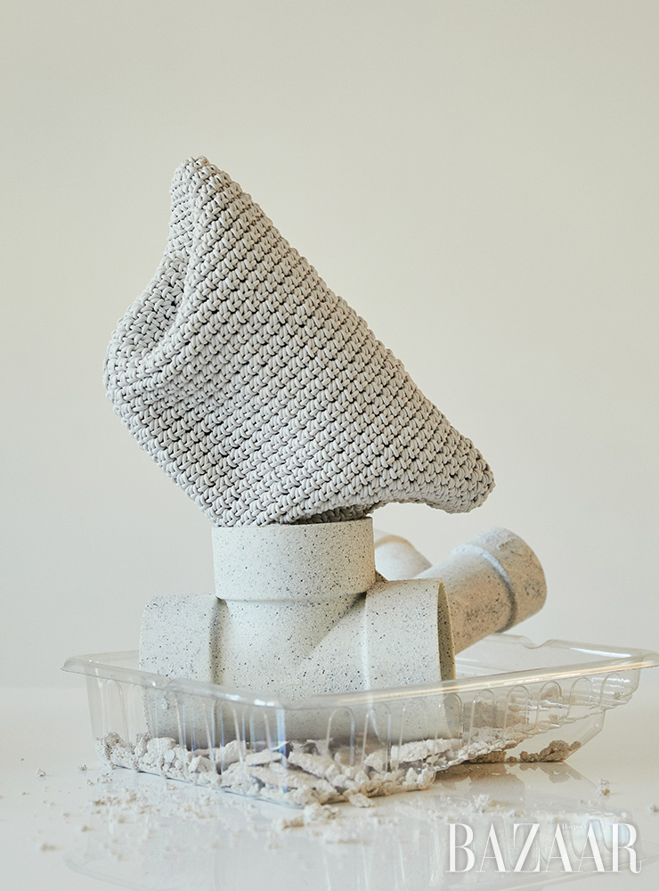 클러치 백은 Bottega Veneta.
