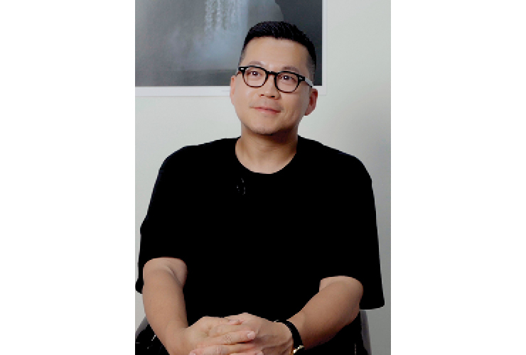 작업 과정을 이야기하는 목정욱. 