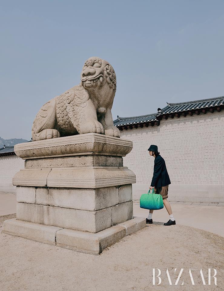 버킷햇은 1백10만원, 재킷, 롤업 팬츠, 레이스업 슈즈는 모두 가격 미정 Prada. 빅 사이즈 ‘키폴’ 백은 Louis Vuitton. 양말은 에디터 소장품.