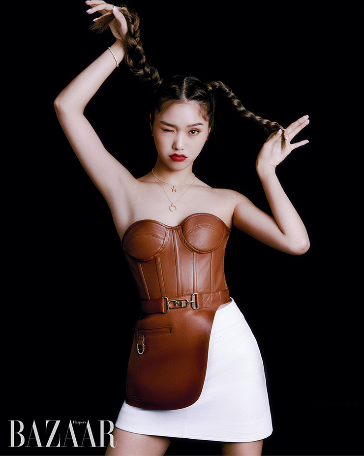 레더 뷔스티에는 Fendi. 스커트는 스타일리스트 소장품.