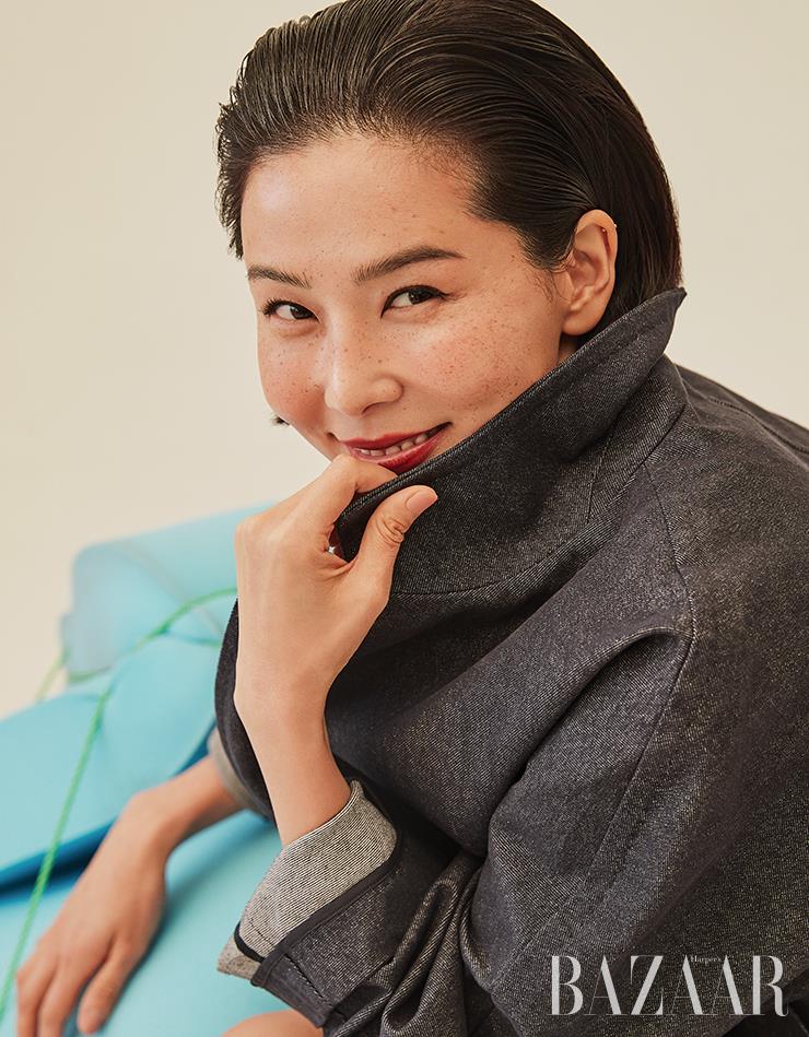 데님 소재의 ‘101801 라이트’ 코트는 2백98만원 MaxMara.