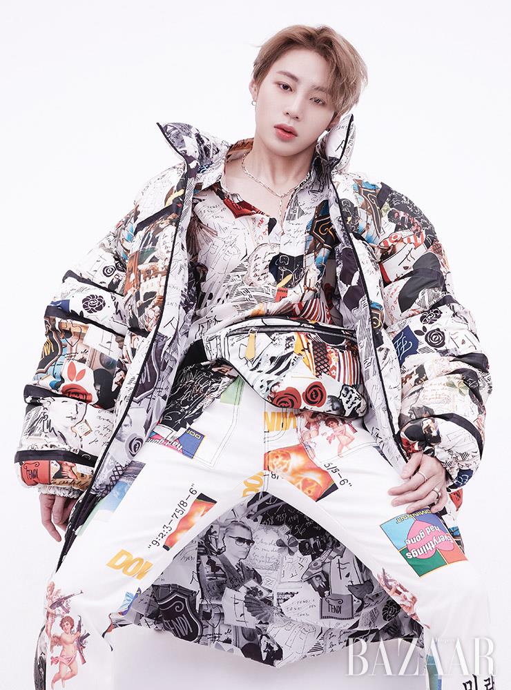패딩 점퍼, 셔츠, 힙색은 모두 Fendi. 패턴 데님 팬츠는 Dominat. 목걸이, 반지는 모두 Rockingag.