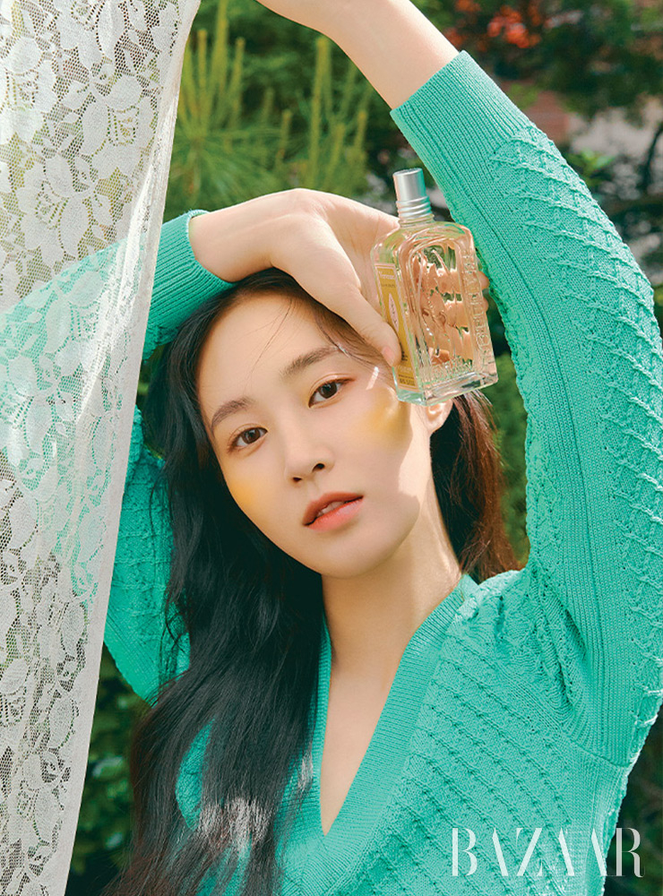 V넥 니트는 스타일리스트 소장품.