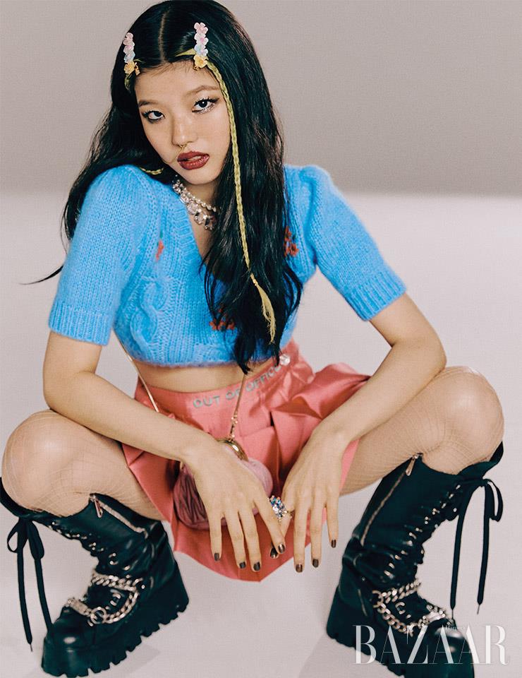 니트 톱은 78만원대 Alessandra Rich by Matchesfashion. 스커트는 84만원 Chaenewyork. 코에 걸어 연출한 귀고리는 8만원대 Doigte. 진주 목걸이는 Dior. 크리스털 목걸이는 97만원대, 반지는 84만원대 Swarovski. 크로스 백, 체인 부츠는 Miu Miu. 헤어핀, 스타킹은 에디터 소장품.