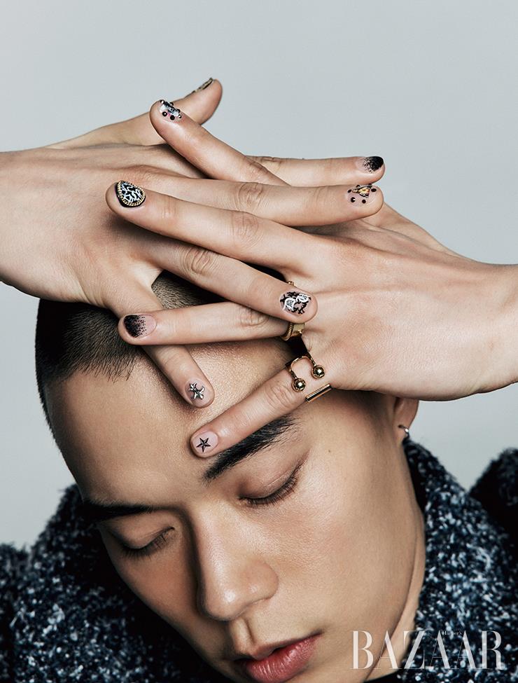 약지에 착용한 크라운 골드 반지는 Debassqq. 소지에 착용한 뱅글 반지는 Saint Laurent by Anthony Vaccarello. 재킷은Bottega Veneta.