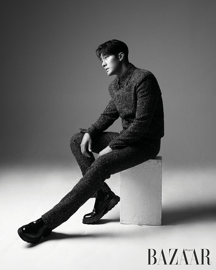 울 세트업은 Bottega Veneta.첼시 부츠는 Louis Vuitton.