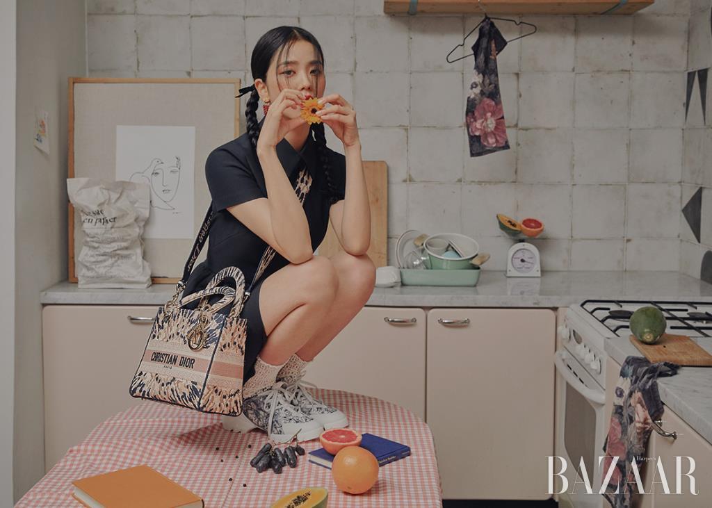 드레스, 귀고리, 스니커즈, 가방에 매치한 엠브로이더리 라지 스트랩, 멀티 컬러 타이다이 미디엄 ‘레이디 디 라이트(Lady D-Lite)’ 백은 모두 Dior. 양말은 스타일리스트 소장품.