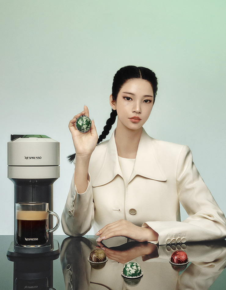 로지가 선택한 홀리데이 커피 | 32가지 다양한 스타일과 사이즈 그리고 시즌별 한정판으로도 만날 수 있는 버츄오 커피. 이번 홀리데이를 위해 로지가 선택한 커피는 네스프레소가 패션 디자이너 요한나 오르티즈(Johanna Ortiz)와의 컬래버레이션으로 선보인 리미티드 에디션 커피 3종. 이번 컬렉션은 숲의 아름다움과 ‘숲이 전하는 선물’에서 영감을 받은 패턴이 돋보이며, 한정판으로 소장 가치 또한 높다. 이번 연말, 과일향, 아몬드향 등 풍부한 아로마가 매력적인 리미티드 에디션 커피와 함께 겨울을 즐겨볼 것. 네스프레소 ‘NEW 버츄오 넥스트’ 로지가 선택한 커피를 집에서 즐기려면 네스프레소 ‘NEW 버츄오 넥스트’는 필수. 에스프레소부터 핸드드립 스타일과 아메리카노, 라테, 아이스커피까지, 버츄오 넥스트와 함께 나만의 홈 카페를 완성할 수 있다. 모두 네스프레소.