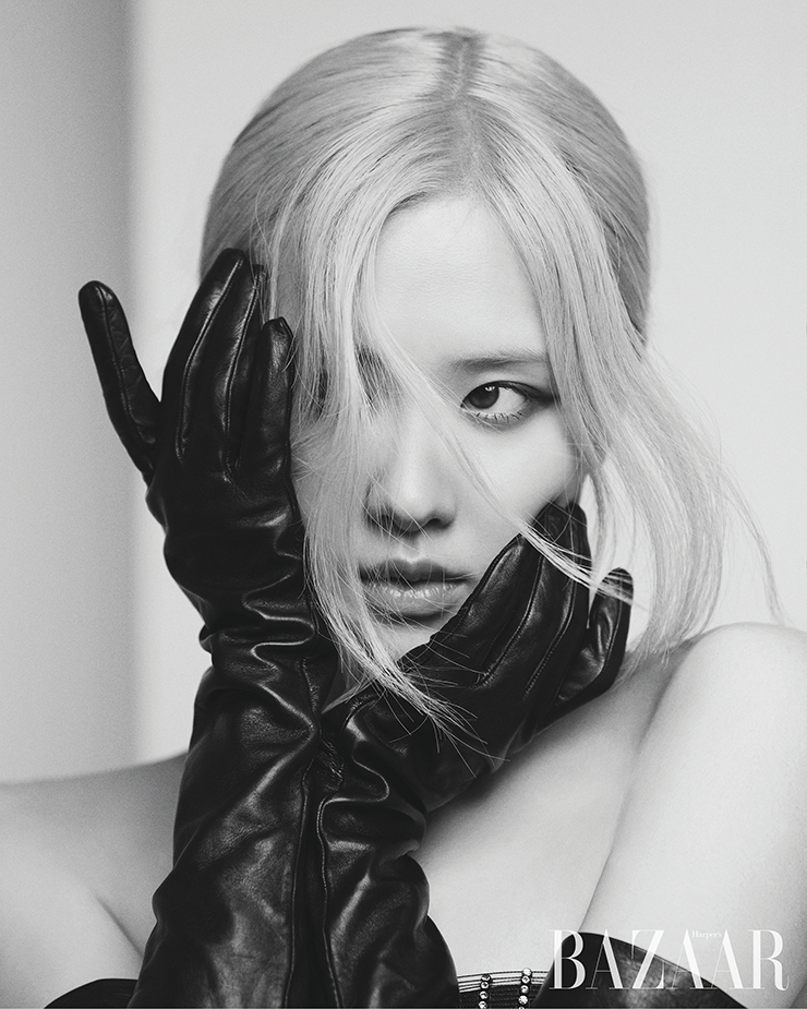 체인 톱, 장갑은 Saint Laurent by Anthony Vaccarello.