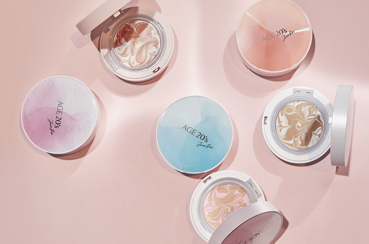 작은 한 방울만으로도 꽃을 피우는 사막의 부활의 장미라 불리는 ‘예리코 로즈’ 추출물을 메인 성분으로 70% 에센스를 완성한 더욱 촉촉하고 생기있는 피부 표현을 돕는 예리코 로즈 에센스 커버 팩트 3종. 핑크, 화이트, 베이지의 트리플 라떼 베이스로 더욱 건강하고 빛나는 커버가 가능한 트리플 로즈, 화이트, 베이지의 듀얼 라떼로 더욱 화사한 커버가 가능한 화이트 로즈, 핑크, 베이지의 듀얼 라떼로 핑크빛 생기 있는 커버가 가능한 핑크 로즈. 모두 12.5g 3만5천원, AGE 20ʼs.