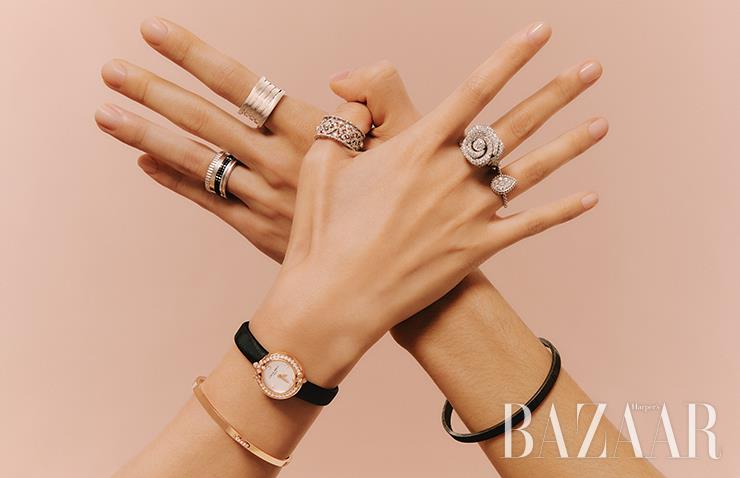 남자 모델이 검지에 낀 ‘비제로원’ 반지는 3백만원대 Bvlgari. 약지에 착용한 ‘콰트로 블랙 라지’ 반지는 Boucheron. ‘마크리 FO’ 뱅글은 Buccellati. 여자 모델이 착용한 ‘리앙 에비당스’ 팔찌, ‘호텐시아 에덴’ 시계는 Chaumet. 엄지에 낀 ‘오페라 풀 파베’ 반지는 Buccellati. 중지에 낀 ‘로즈 디올 바가텔’ 반지는 Dior Joaillerie. 약지에 낀 ‘쎄뻥 보헴’ 반지는 Boucheron.