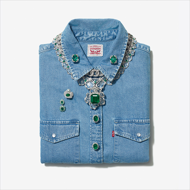 셔츠는 Levi’s. 칼라 위 귀고리, 왼쪽 포켓 위쪽 드롭형 귀고리, 셔츠 버튼으로 연출한 귀고리는 Valani Atelier x Gemfields. 체인 목걸이는 Van Cleef & Arpels. 그 아래 플라워 모티프 목걸이는 James Ganh x Fabergé. 포켓 위쪽 진주 반지는 Dior Fine Jewelry.