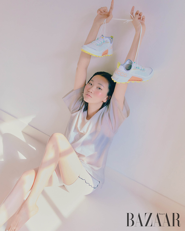 ‘바이옴 2.1 X 컨트리’ 스니커즈는 Ecco.이너로 입은 브라 톱, 쇼츠는 Nylora. 시스루 티셔츠는 스타일리스트 소장품.