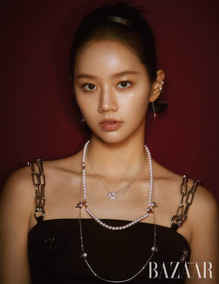 왼쪽 귀에 착용한 사쿠라골드™와 옐로 골드 ’코멧 플러스’ 이어커프는 각각 1백만원대, 화이트 골드 체인에 다이아몬드가 세팅된 ‘코멧 플러스 다이아몬드 솔로’ 이어링은 4백만원대, (위부터) 3개의 화이트 골드 체인과 별 모티프가 세팅된 ‘코멧 플러스 다이아몬드 파베’ 네크리스는 7백만원대, 사쿠라골드™ 컬러의 진주 ‘코멧 플러스’ 네크리스는 9백만원대, 화이트 골드 컬러의 ‘코멧 플러스’ 네크리스는 1천2백만원대 모두 TASAKI. 드레스는 Rokh. 헤어밴드는 스타일리스트 소장품.