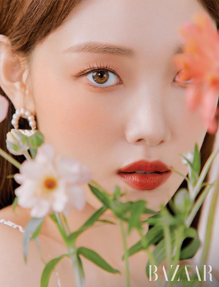 메탈, 스트라스 소재 이어링은 Chanel.