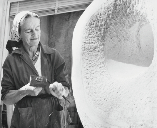 Barbara Hepworth, 1960. Photo_ Rosemary Mathews, courtesy Bowness