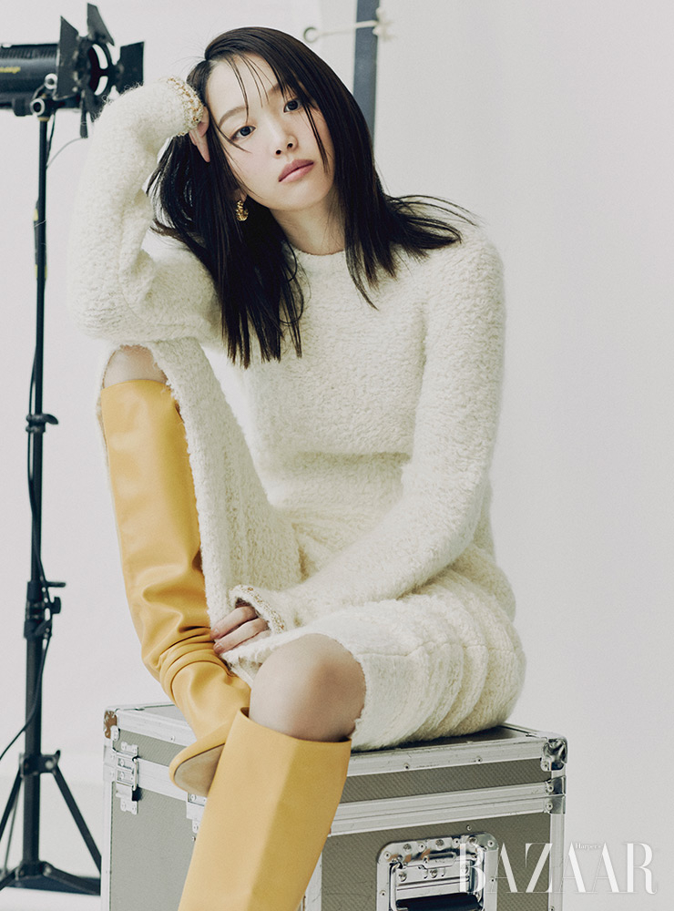 드레스, 부츠는 Ports 1961. 귀고리는 Doigte 