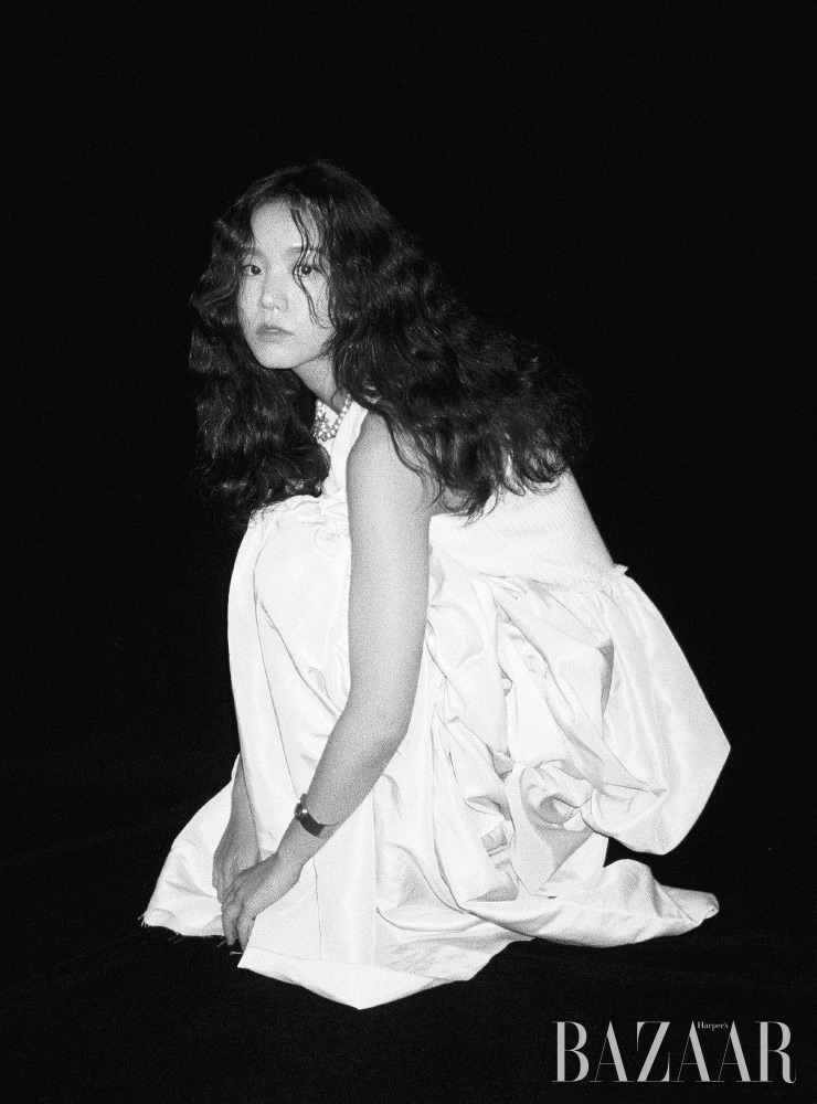 드레스 Lee Y. Lee Y, 목걸이, 뱅글은 Dior.
