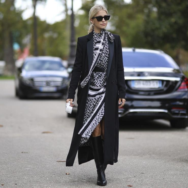  보테가 베네타 에어팟 케이스를 든 카로 다울( Caro Daur) 