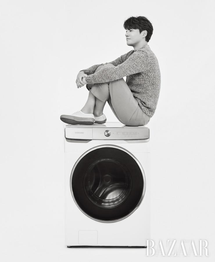 세탁과 건조를 하나의 솔루션으로, 두 완벽함이 하나가 된 삼성 그랑데AI. 삼성 그랑데 세탁기AI는 1백59만9천~1백94만9천원(21~23kg). 이천희가 입은 니트는 Barena by Beaker. 팬츠는 Marni. 스니커즈는 Vans. 