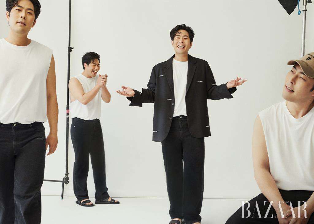 로고 디테일 블레이저, 데님 팬츠, 볼캡은 모두 Beentrill. 샌들은 Rekken. 톱은 스타일리스트 소장품.