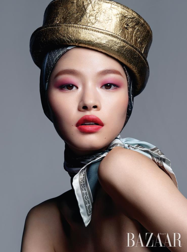 보터해트는 Chanel. 스카프는 Fontana Milano 1915. 