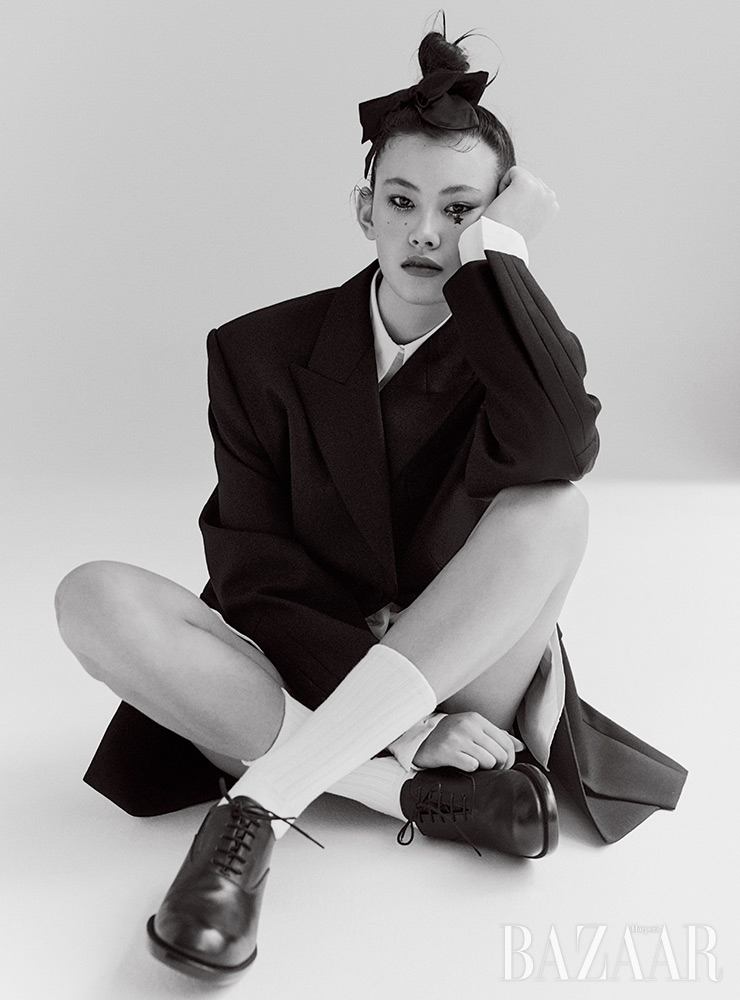 재킷은 Wooyoungmi. 셔츠는 70만5천원 Tod’s. 리본 헤어 클립은 Chanel. 로퍼는 1백25만원 Prada. 양말은 에디터 소장품.