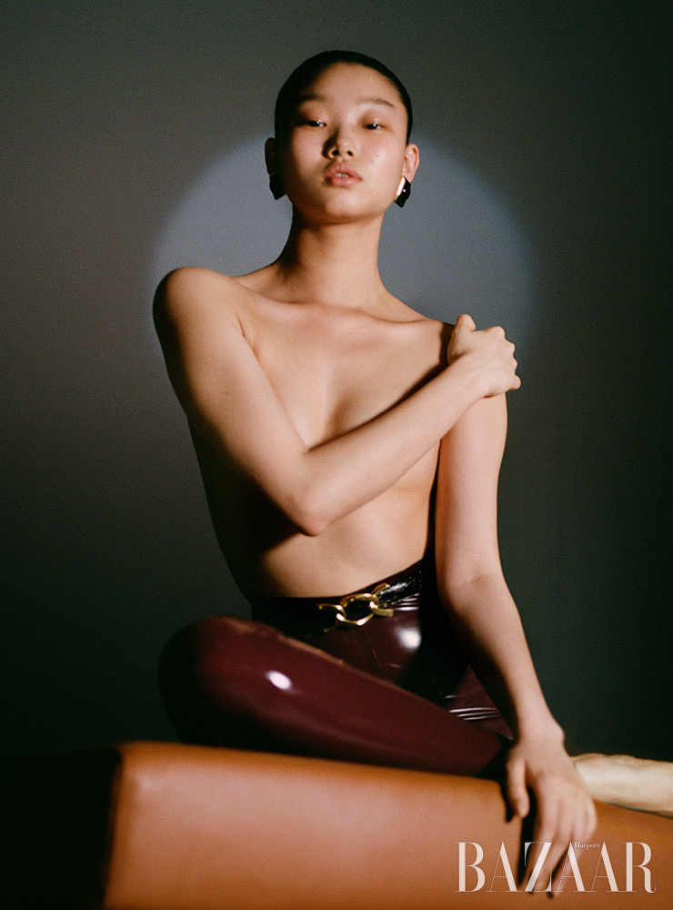라텍스 타이츠, 벨트, 귀고리는 모두 Saint Laurent by Anthony Vacarello.