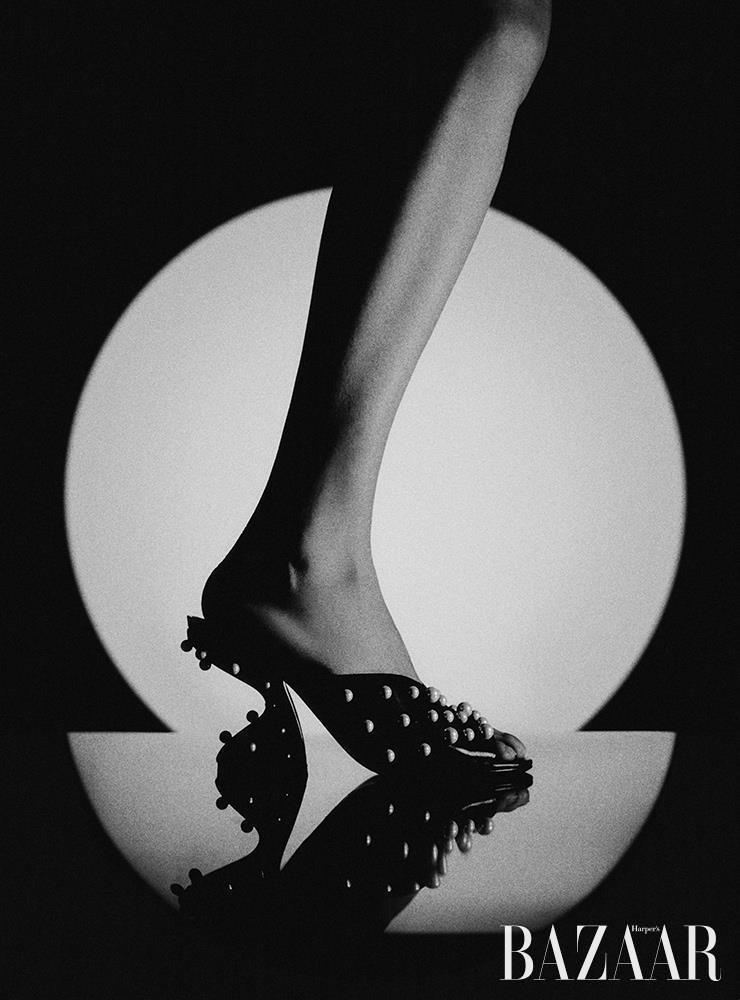 진주 장식의 ‘F-힐’ 은 Salvatore Ferragamo.