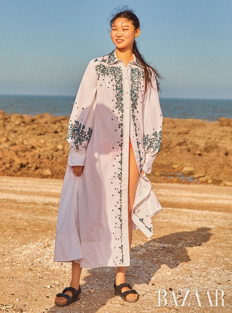 비즈 장식 드레스는 Valentino. 스윔 브리프는 Cos. 샌들은 Birkenstock. 