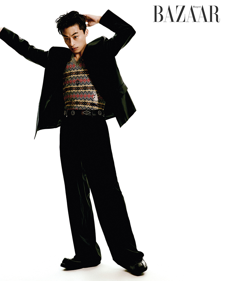 재킷은 Manod. 니트 베스트는 Maison Margiela by Yoox. 팬츠, 슈즈는 Neu_in. 벨트는 Birdnote.