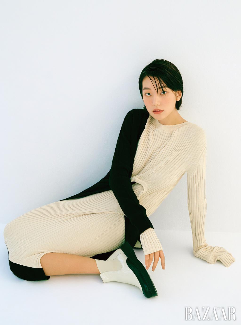 니트 드레스는 Bottega Veneta. 앵클부츠는 Tod’s. 