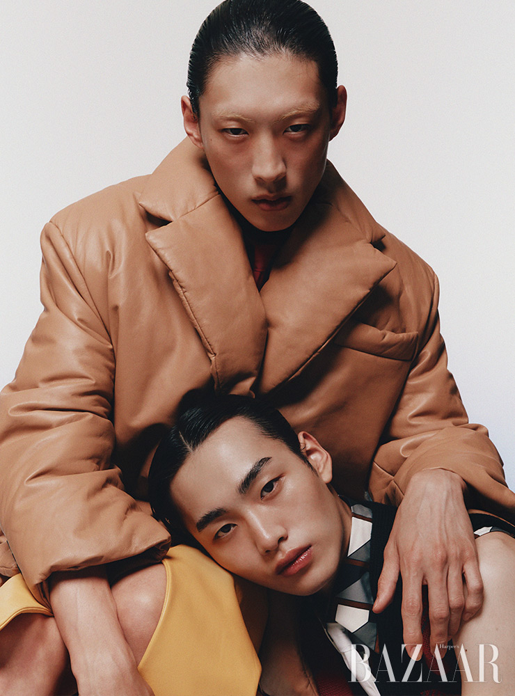 태민이 입은 패딩 코트, 셔츠, 넥타이, 레더 스커트는 모두 Prada. 민석이 입은 니트 베스트는 1백25만원, 셔츠와 넥타이는 가격 미정 모두 Prada.